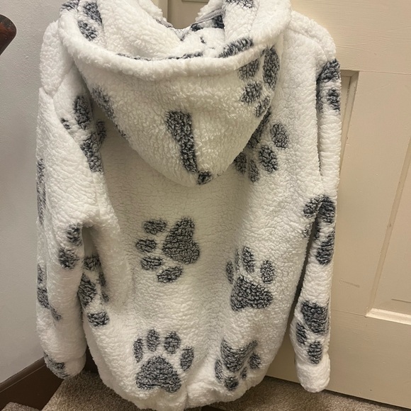 White and Gray Sherpa Paw Print Pattern - Picture 3 of 4